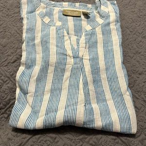 Naturals D&CO Women’s Blouse Blue And White Color. S Size. Bottoms In The Back.!
